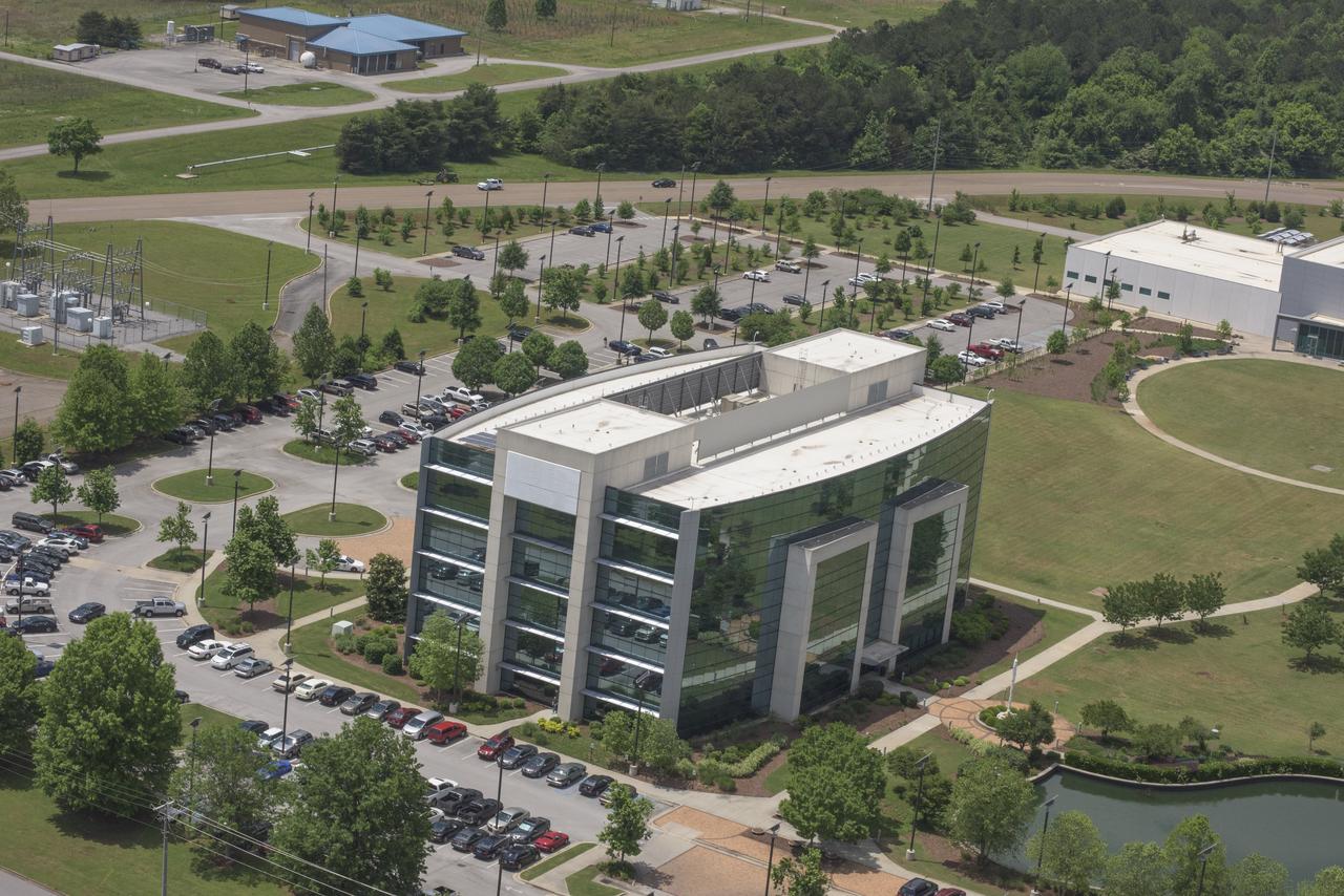 AERIAL PHOTOGRAPHS OF MSFC-4600 COMPLEX