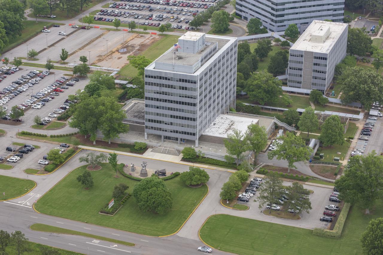 AERIAL PHOTOGRAPHS OF MSFC-4200 COMPLEX