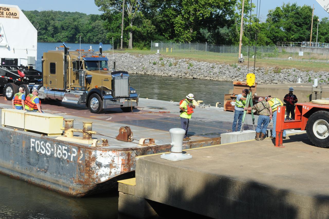SLS INTERIM CRYOGENIC PROPULSION STAGE TEST ARTICLE ARRIVES AT WEST DOCK ON SHIELDS ROAD AND IS OFF LOADED FROM BARGE