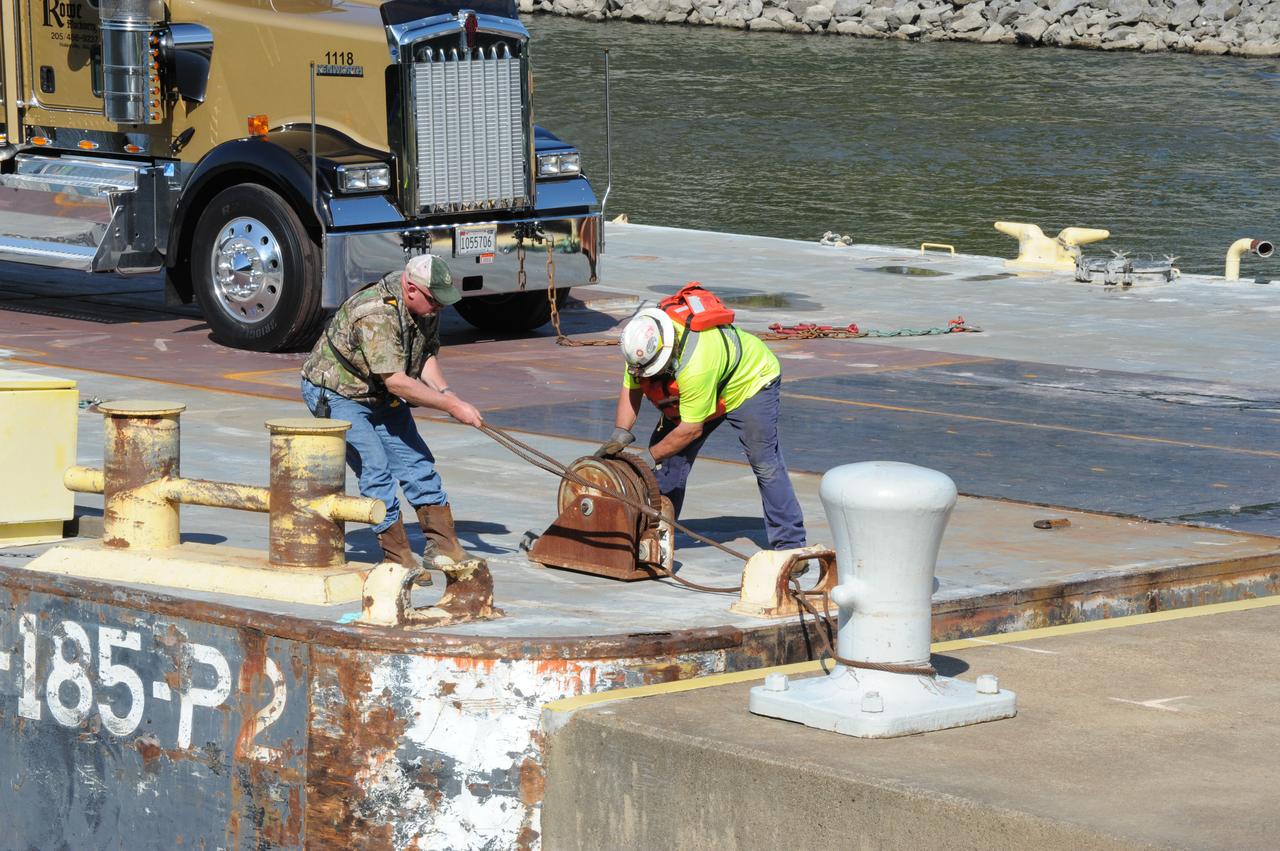 SLS INTERIM CRYOGENIC PROPULSION STAGE TEST ARTICLE ARRIVES AT WEST DOCK ON SHIELDS ROAD AND IS OFF LOADED FROM BARGE