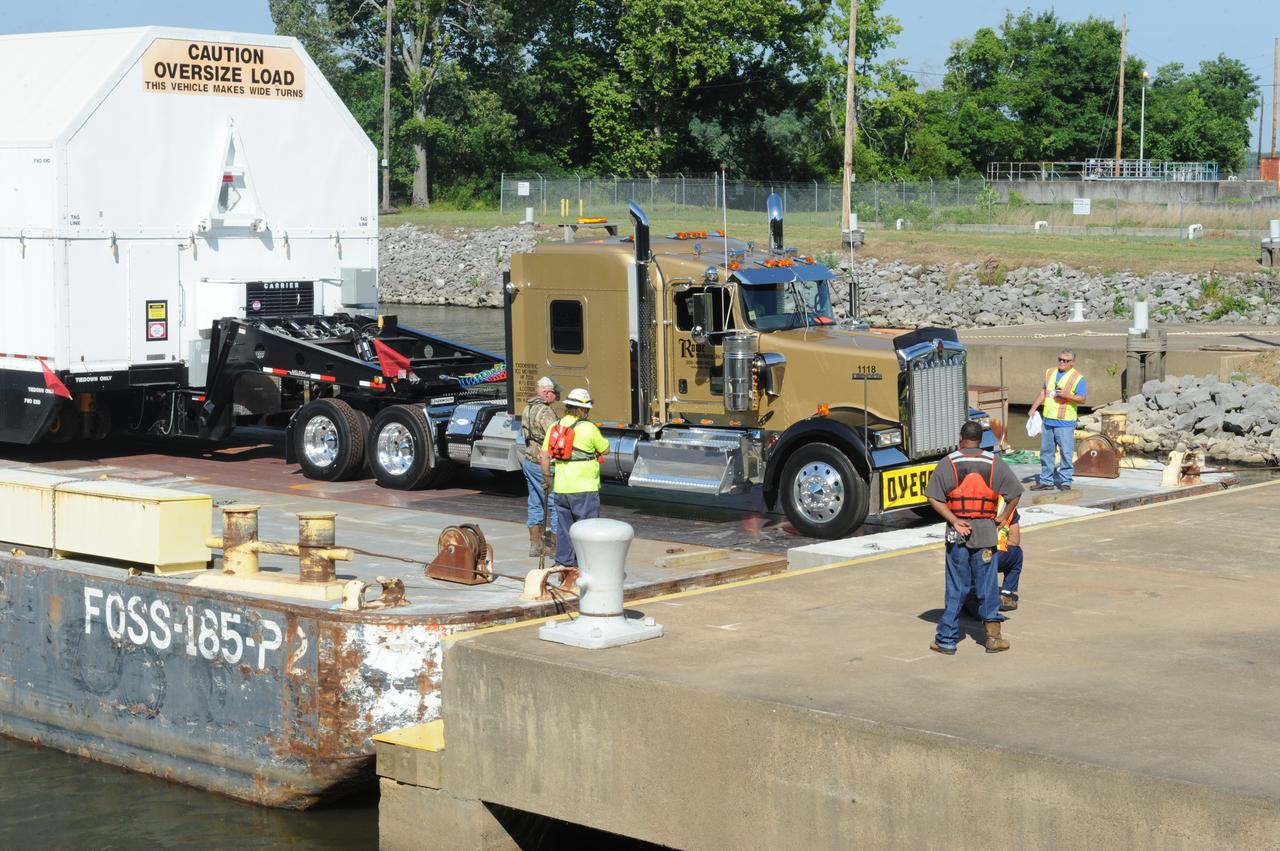SLS INTERIM CRYOGENIC PROPULSION STAGE TEST ARTICLE ARRIVES AT WEST DOCK ON SHIELDS ROAD AND IS OFF LOADED FROM BARGE