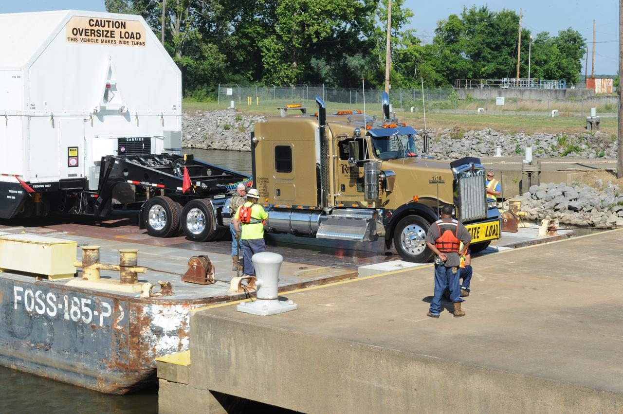SLS INTERIM CRYOGENIC PROPULSION STAGE TEST ARTICLE ARRIVES AT WEST DOCK ON SHIELDS ROAD AND IS OFF LOADED FROM BARGE