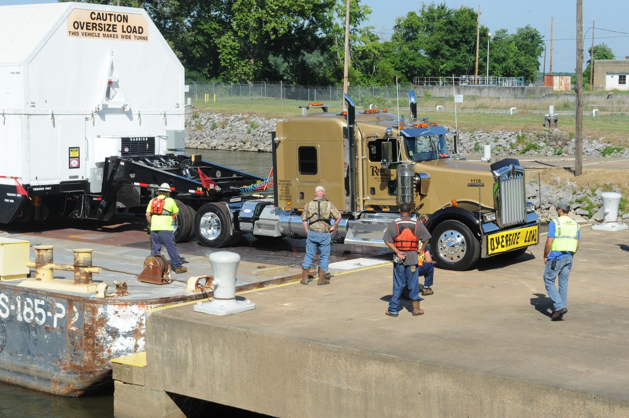 SLS INTERIM CRYOGENIC PROPULSION STAGE TEST ARTICLE ARRIVES AT WEST DOCK ON SHIELDS ROAD AND IS OFF LOADED FROM BARGE
