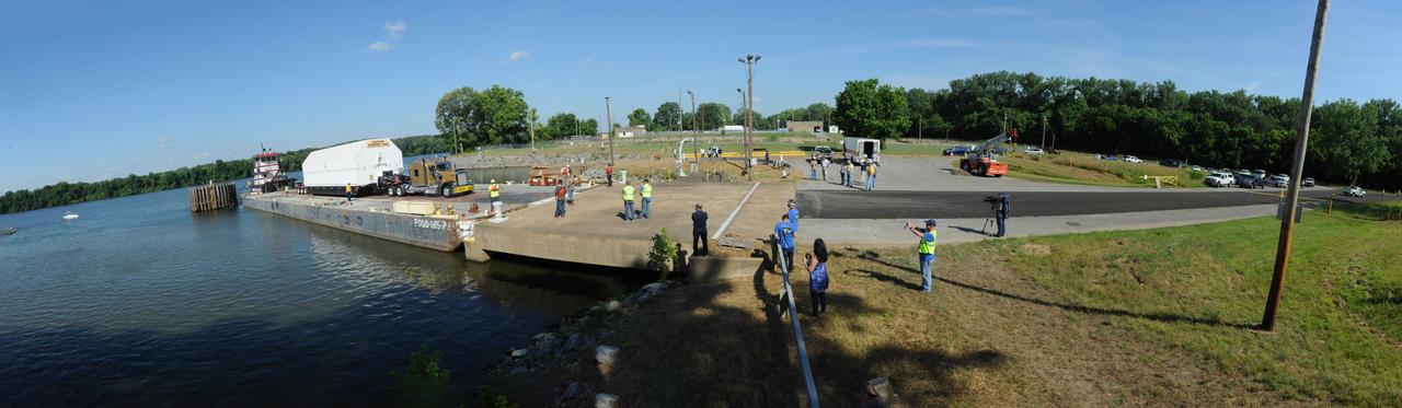 SLS INTERIM CRYOGENIC PROPULSION STAGE TEST ARTICLE ARRIVES AT WEST DOCK ON SHIELDS ROAD AND IS OFF LOADED FROM BARGE