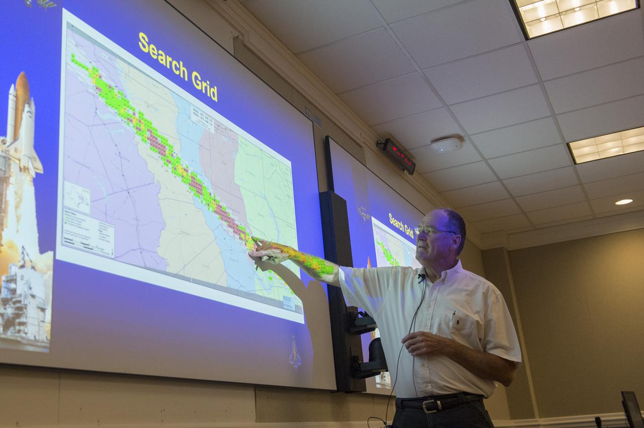 MIKE RUDOLPHI MAKES A POINT DURING PRESENTATION ABOUT HIS LEADERSHIP ROLE IN SPACE SHUTTLE COLUMBIA RECOVERY EFFORTS.