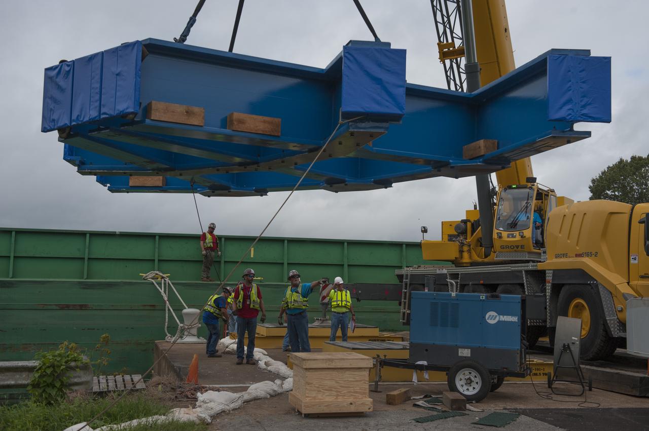 SLS ENGINE SECTION PEDESTALS AND THE ENGINE SECTION SPIDER QUADRANTS ARRIVAL AND UNLOADING AT NASA DOCK ON THE TENNESSEE RIVER.