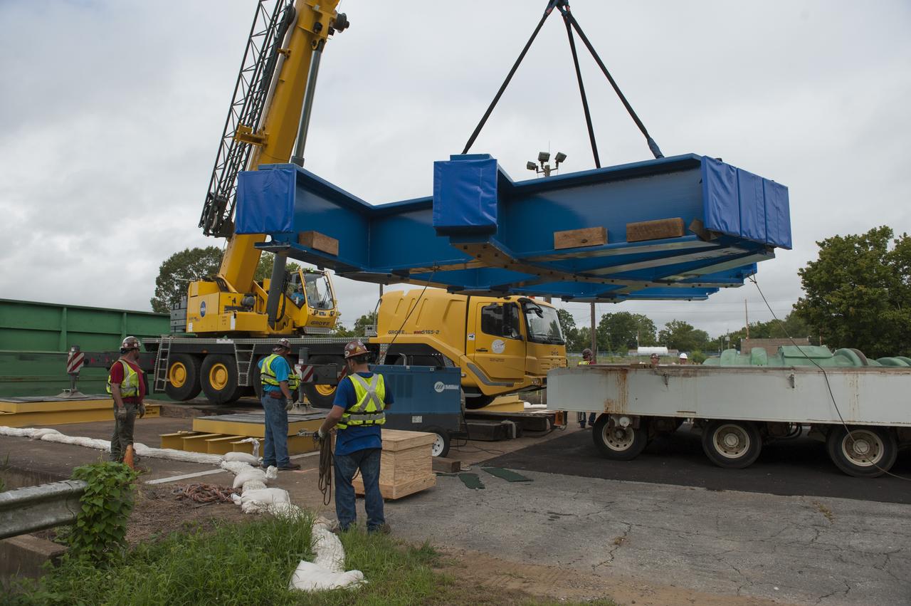 SLS ENGINE SECTION PEDESTALS AND THE ENGINE SECTION SPIDER QUADRANTS ARRIVAL AND UNLOADING AT NASA DOCK ON THE TENNESSEE RIVER.