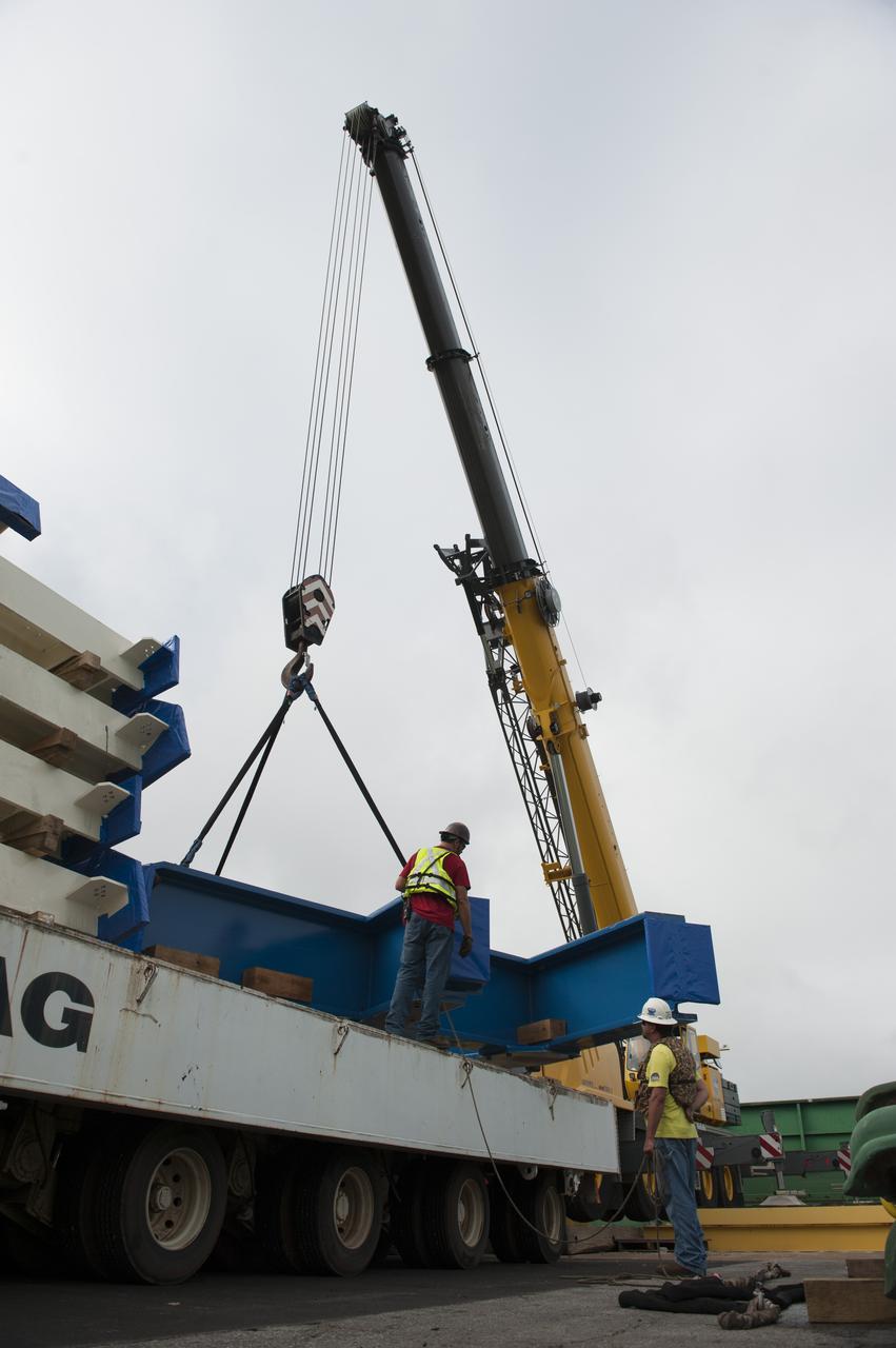 SLS ENGINE SECTION PEDESTALS AND THE ENGINE SECTION SPIDER QUADRANTS ARRIVAL AND UNLOADING AT NASA DOCK ON THE TENNESSEE RIVER.