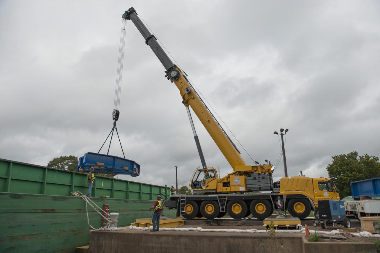 SLS ENGINE SECTION PEDESTALS AND THE ENGINE SECTION SPIDER QUADRANTS ARRIVAL AND UNLOADING AT NASA DOCK ON THE TENNESSEE RIVER.