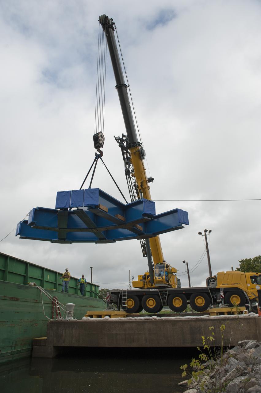 SLS ENGINE SECTION PEDESTALS AND THE ENGINE SECTION SPIDER QUADRANTS ARRIVAL AND UNLOADING AT NASA DOCK ON THE TENNESSEE RIVER.