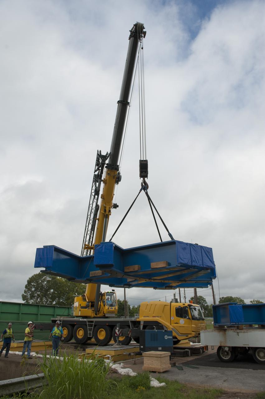 SLS ENGINE SECTION PEDESTALS AND THE ENGINE SECTION SPIDER QUADRANTS ARRIVAL AND UNLOADING AT NASA DOCK ON THE TENNESSEE RIVER.