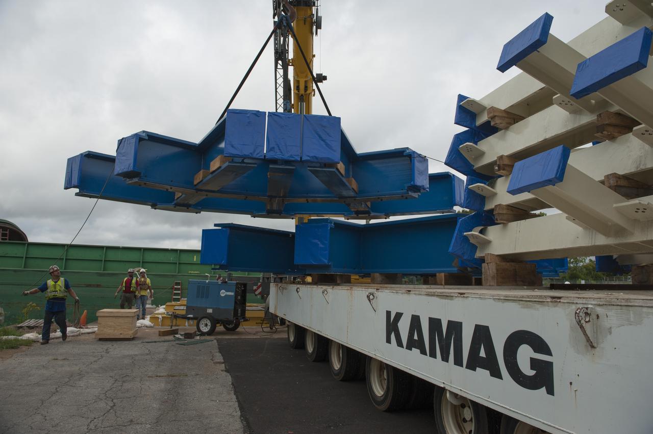 SLS ENGINE SECTION PEDESTALS AND THE ENGINE SECTION SPIDER QUADRANTS ARRIVAL AND UNLOADING AT NASA DOCK ON THE TENNESSEE RIVER.