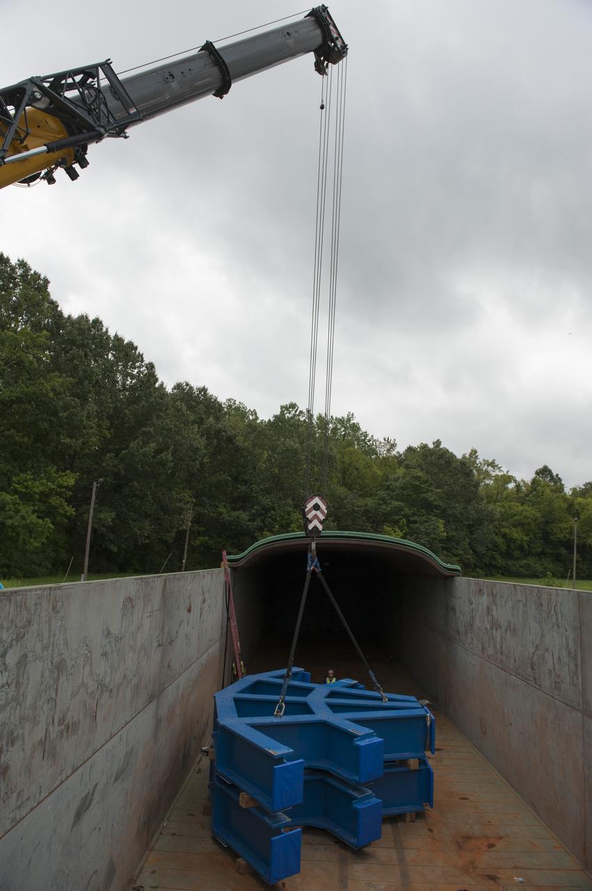 SLS ENGINE SECTION PEDESTALS AND THE ENGINE SECTION SPIDER QUADRANTS ARRIVAL AND UNLOADING AT NASA DOCK ON THE TENNESSEE RIVER.