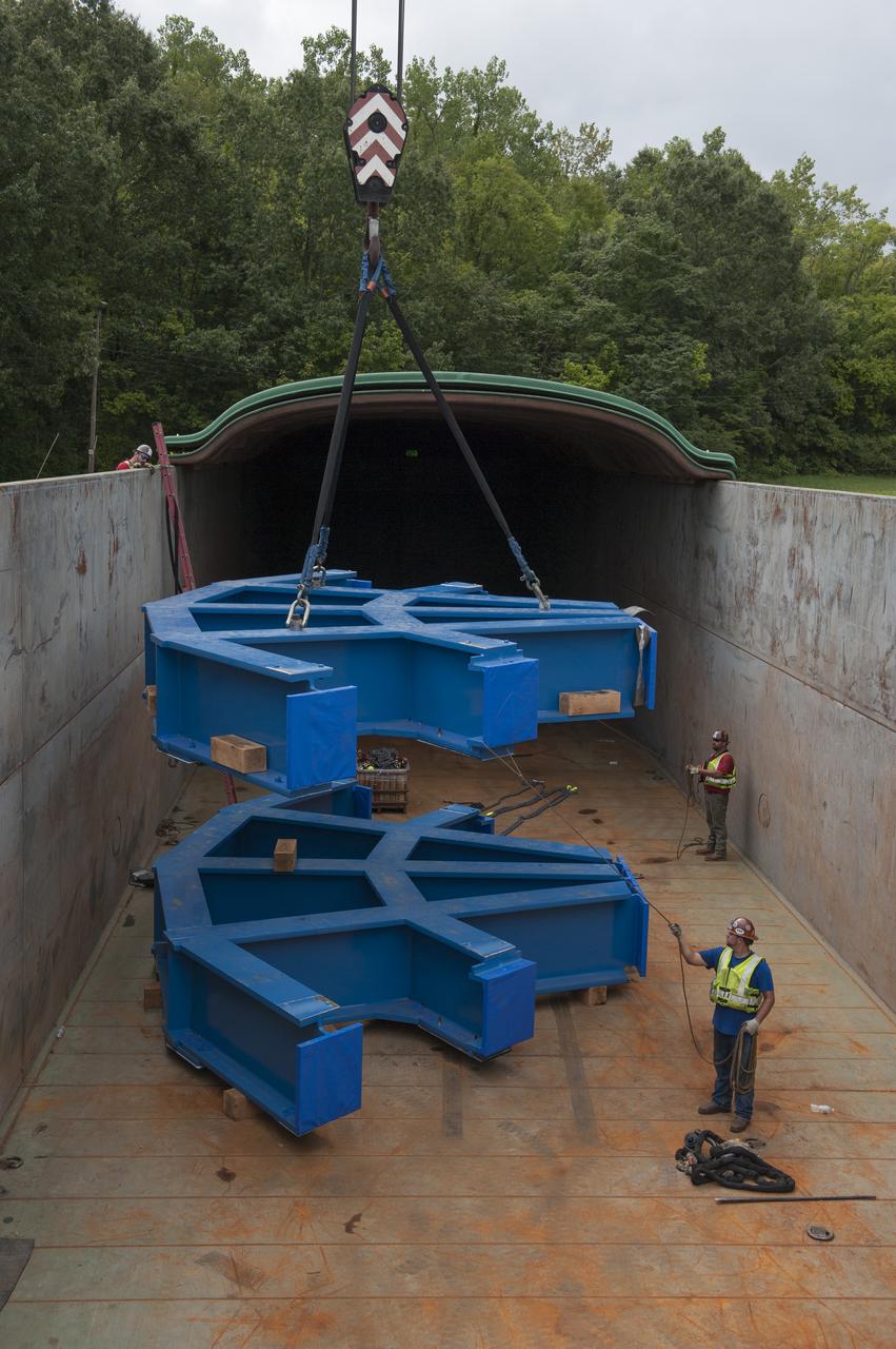 SLS ENGINE SECTION PEDESTALS AND THE ENGINE SECTION SPIDER QUADRANTS ARRIVAL AND UNLOADING AT NASA DOCK ON THE TENNESSEE RIVER.