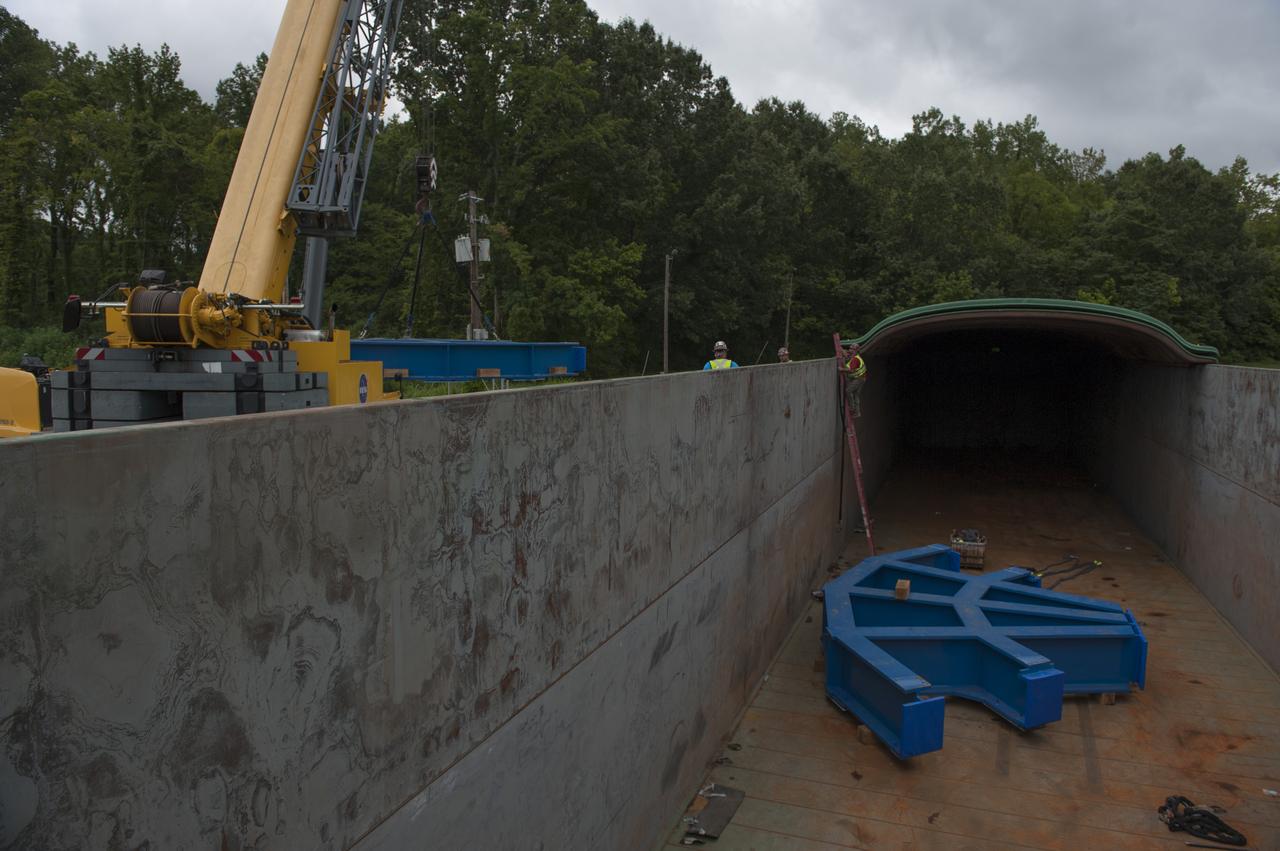 SLS ENGINE SECTION PEDESTALS AND THE ENGINE SECTION SPIDER QUADRANTS ARRIVAL AND UNLOADING AT NASA DOCK ON THE TENNESSEE RIVER.
