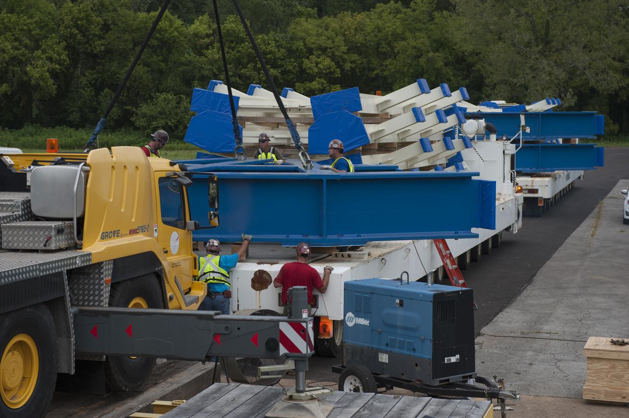 SLS ENGINE SECTION PEDESTALS AND THE ENGINE SECTION SPIDER QUADRANTS ARRIVAL AND UNLOADING AT NASA DOCK ON THE TENNESSEE RIVER.