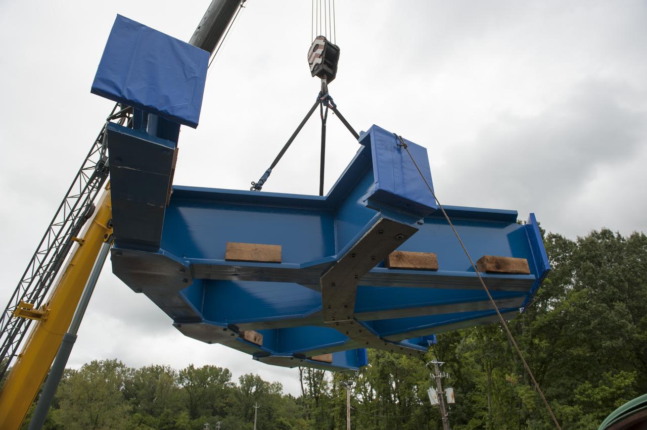 SLS ENGINE SECTION PEDESTALS AND THE ENGINE SECTION SPIDER QUADRANTS ARRIVAL AND UNLOADING AT NASA DOCK ON THE TENNESSEE RIVER.