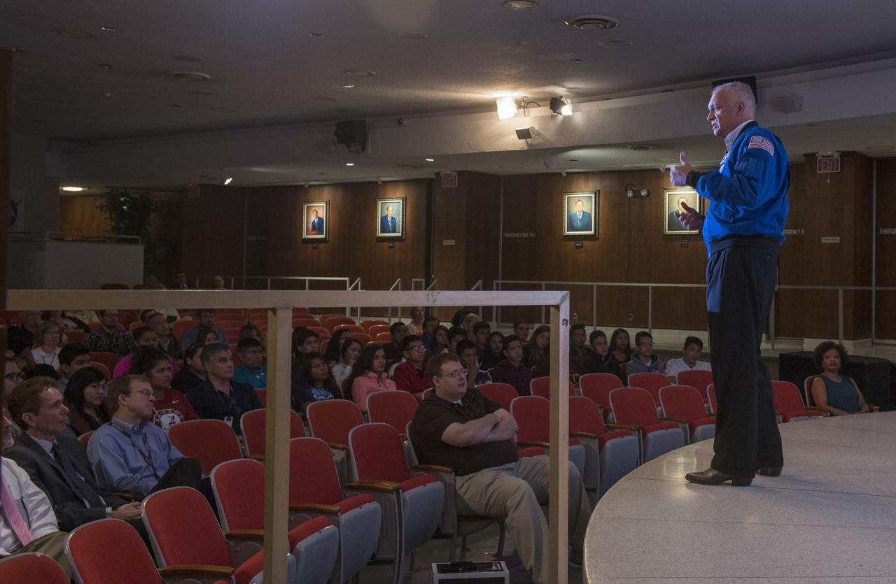 ASTRONAUT DR. JOHN "DANNY" OLIVAS ADDRESSES ATTENDEES AT HISPANIC HERITAGE MONTH EVENT