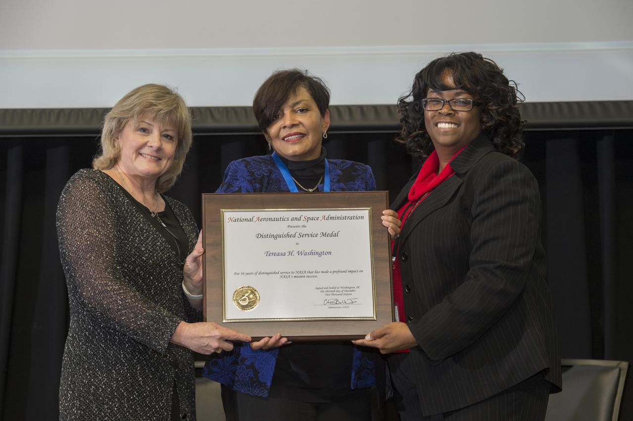 TEREASA WASHINGTON RECEIVES THE NASA DISTINGUISHED SERVICE MEDAL FROM JODY SINGER AND AUDREY ROBINSON ON THE OCCASION OF HER RETIREMENT.