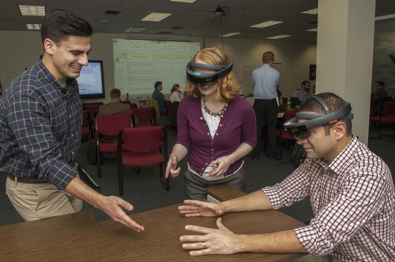 BOEING AND MARSHALL ENGINEERS SHARE VIRTUAL REALITY TECHNOLOGY FOR SLS DESIGN PLANNING.