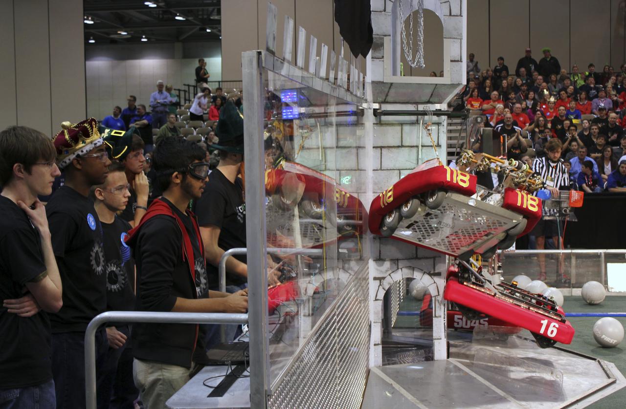 THE REDSTONE ROBOTICS OF HUNTSVILLE’S LEE AND NEW CENTURY TECH DEMO HIGH SCHOOLS WORK DURING THE “ROCKET CITY REGIONAL” FIRST ROBOTICS COMPETITION AT THE VON BRAUN CENTER IN 2016. 