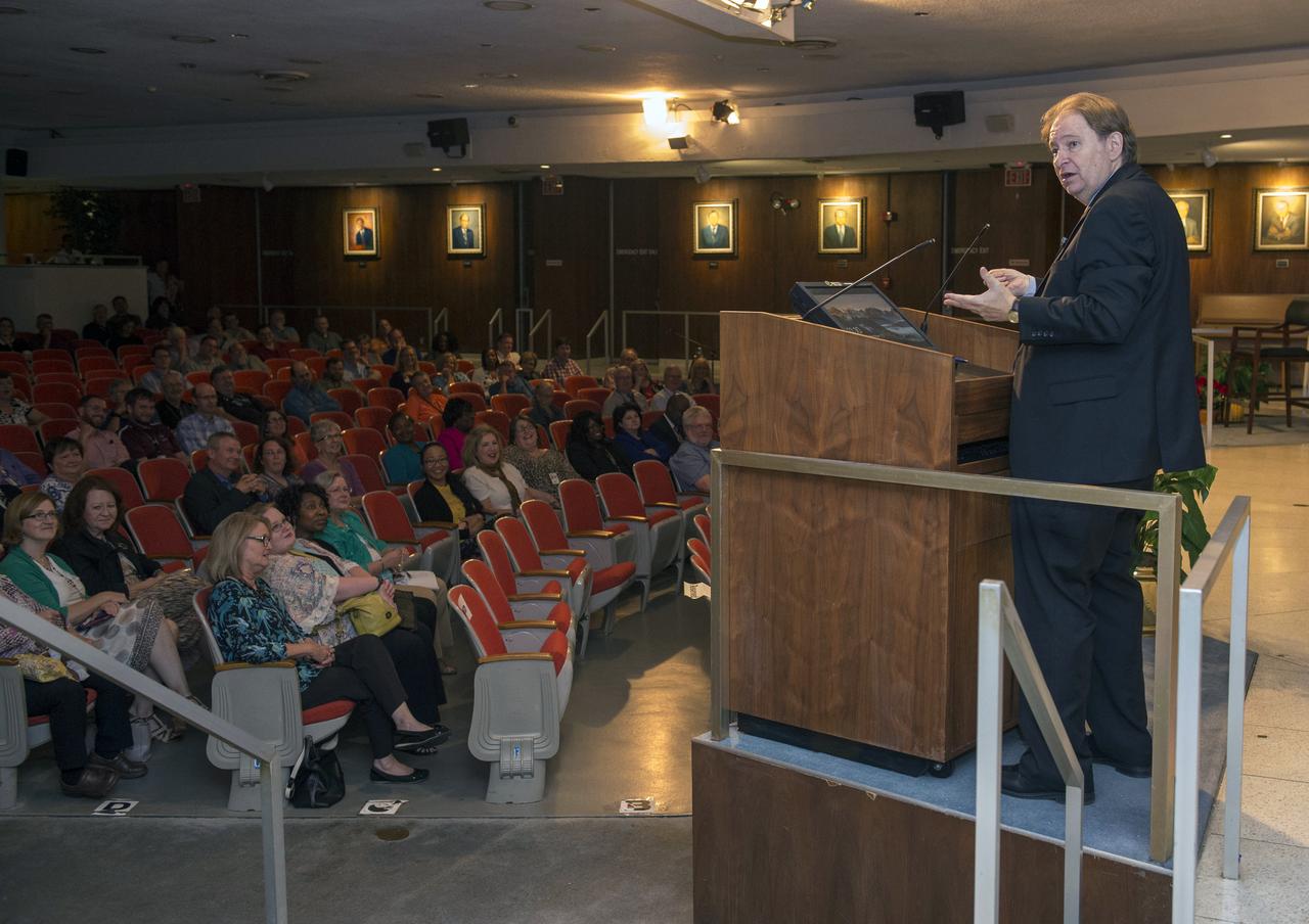Kickoff speaker for Safety Week 2017 at NASA's Marshall Space Flight Center, former news reporter Rick Bragg -- now a journalism professor at the University of Alabama in Tuscaloosa -- speaks to team members Sept. 25, 2017