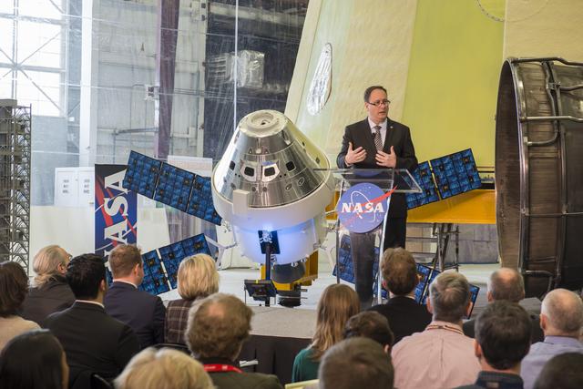 NASA image: NASA Acting Administrator Robert Lightfoot presents the 2018 "St
