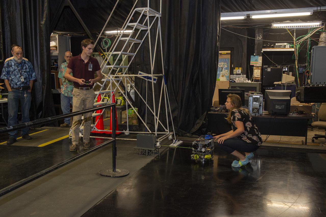  PATHWAYS INTERN ALEXANDRA BOEHM, AND JACOBS INTERN, PEYTON NELSON DEMONSTRATE STEERABLE AIR BEARING TETHER DEPLOYMENT SYSTEM TO MSFC SENIOR MANAGEMENT. ALSO WORKING ON THE PROJECT BUT NOT PICTURED WERE SUMMER INTERN ALI BERTELSMAN, PATHWAYS INTERN ANNA SHIPMAN, AND JACOBS FULL-TIME EMPLOYEE BRANDON MOORE.