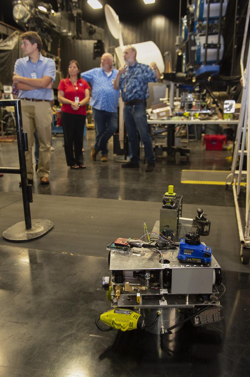  PATHWAYS INTERN ALEXANDRA BOEHM, AND JACOBS INTERN, PEYTON NELSON DEMONSTRATE STEERABLE AIR BEARING TETHER DEPLOYMENT SYSTEM TO MSFC SENIOR MANAGEMENT. ALSO WORKING ON THE PROJECT BUT NOT PICTURED WERE SUMMER INTERN ALI BERTELSMAN, PATHWAYS INTERN ANNA SHIPMAN, AND JACOBS FULL-TIME EMPLOYEE BRANDON MOORE.