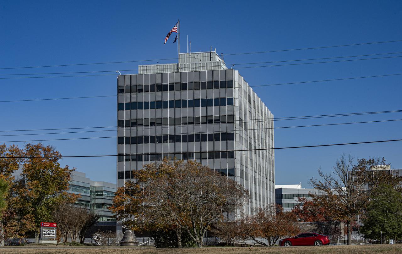 SEASONAL VIEWS, FALL, (NOVEMBER 13, 2019), OF MSFC BUILDING 4200