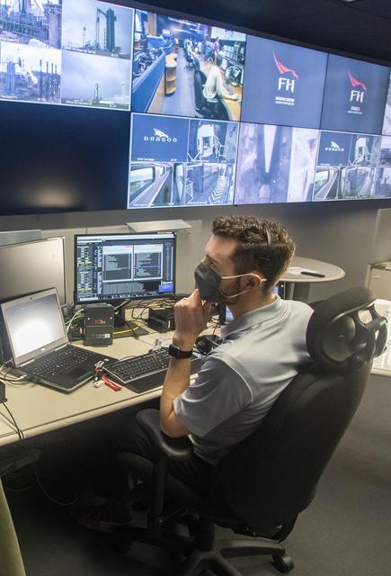 MSFC Teams at MSFCC Moniter Launch Conditions for Crew 1 Mission