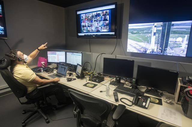 MSFC Teams at MSFCC Moniter Launch Conditions for Crew 1 Mission