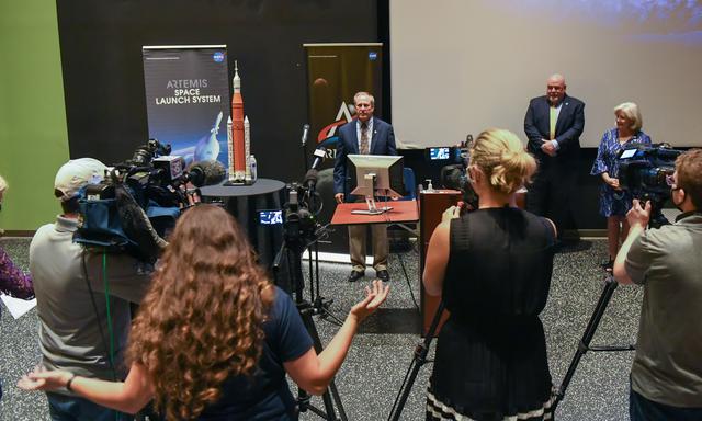 NASA image: Media reporter asks question during Q&A session at Chamber Media Briefing at USSRC, 4 of 4