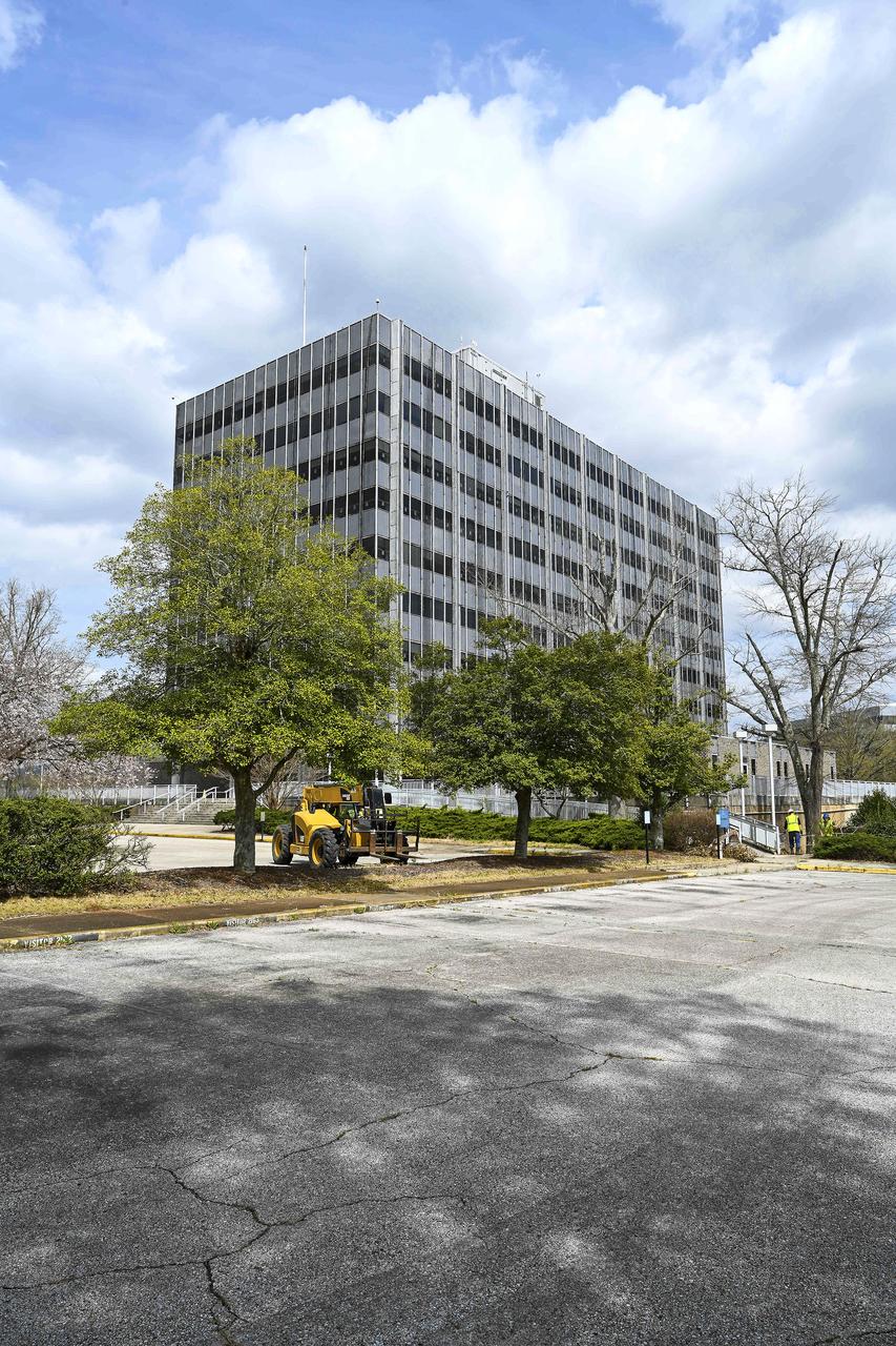 Building 4200 of Marshall’s administrative complex is prepared for demolition in the fall of 2022. Building 4200 was Marshall’s administrative headquarters from 1963 until 2020. The project will make way for a newer, more energy-efficient facilities, providing worksites for new generations of engineers, scientists, and support teams.