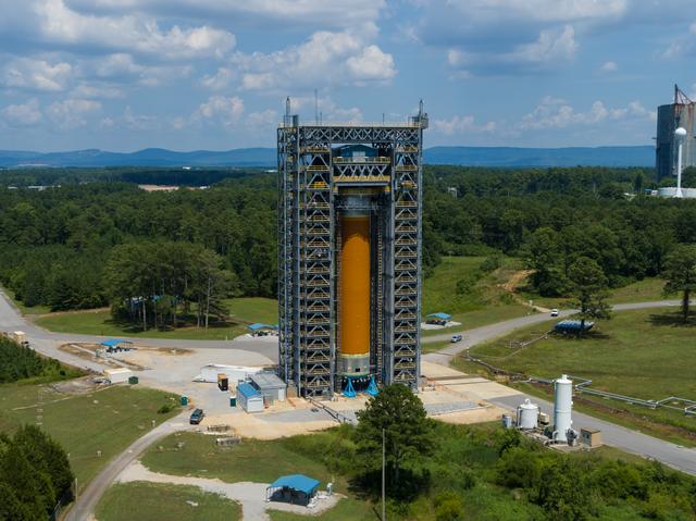 NASA image: MSFC_070919_SLS_LH2_STA_In_Stand_4
