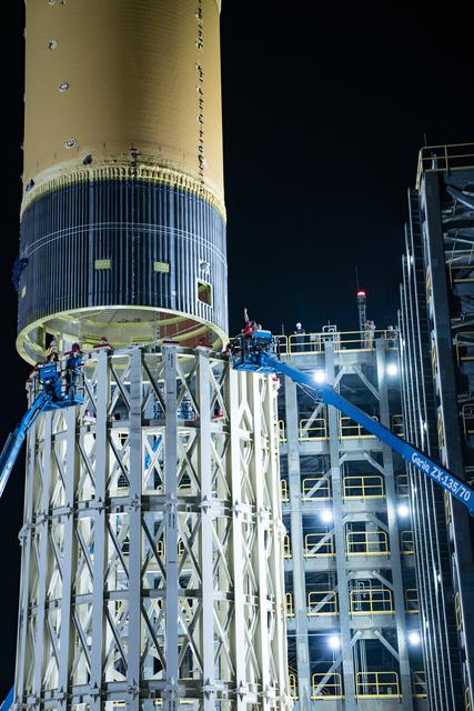 NASA image: NASA Crews Place Final SLS Rocket Structural Test Article into M