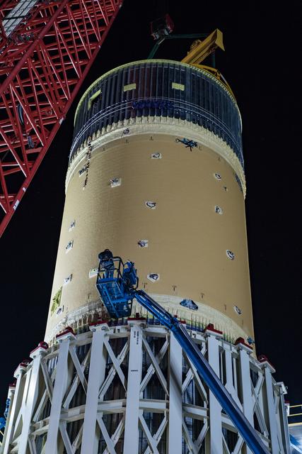 NASA image: NASA Crews Place Final SLS Rocket Structural Test Article into M