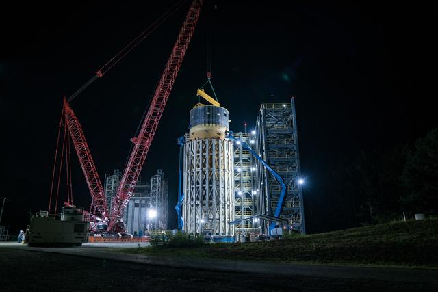 NASA image: NASA Crews Place Final SLS Rocket Structural Test Article into M