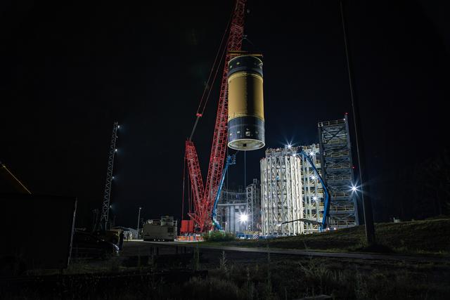 NASA image: NASA Crews Place Final SLS Rocket Structural Test Article into M
