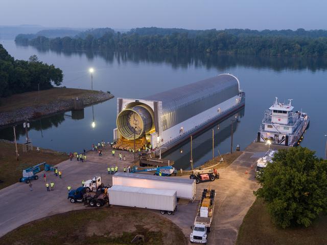 NASA image: MSFC_070919_SLS_LOX_STA_Unload-4