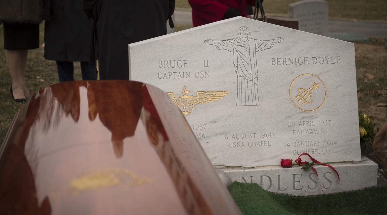 Interment service for former NASA astronaut Captain Bruce McCandless II, USN (Ret.), Tuesday, Jan. 16, 2018 at the United States Naval Academy Cemetery in Annapolis, Maryland. Photo Credit: (NASA/Bill Ingalls)