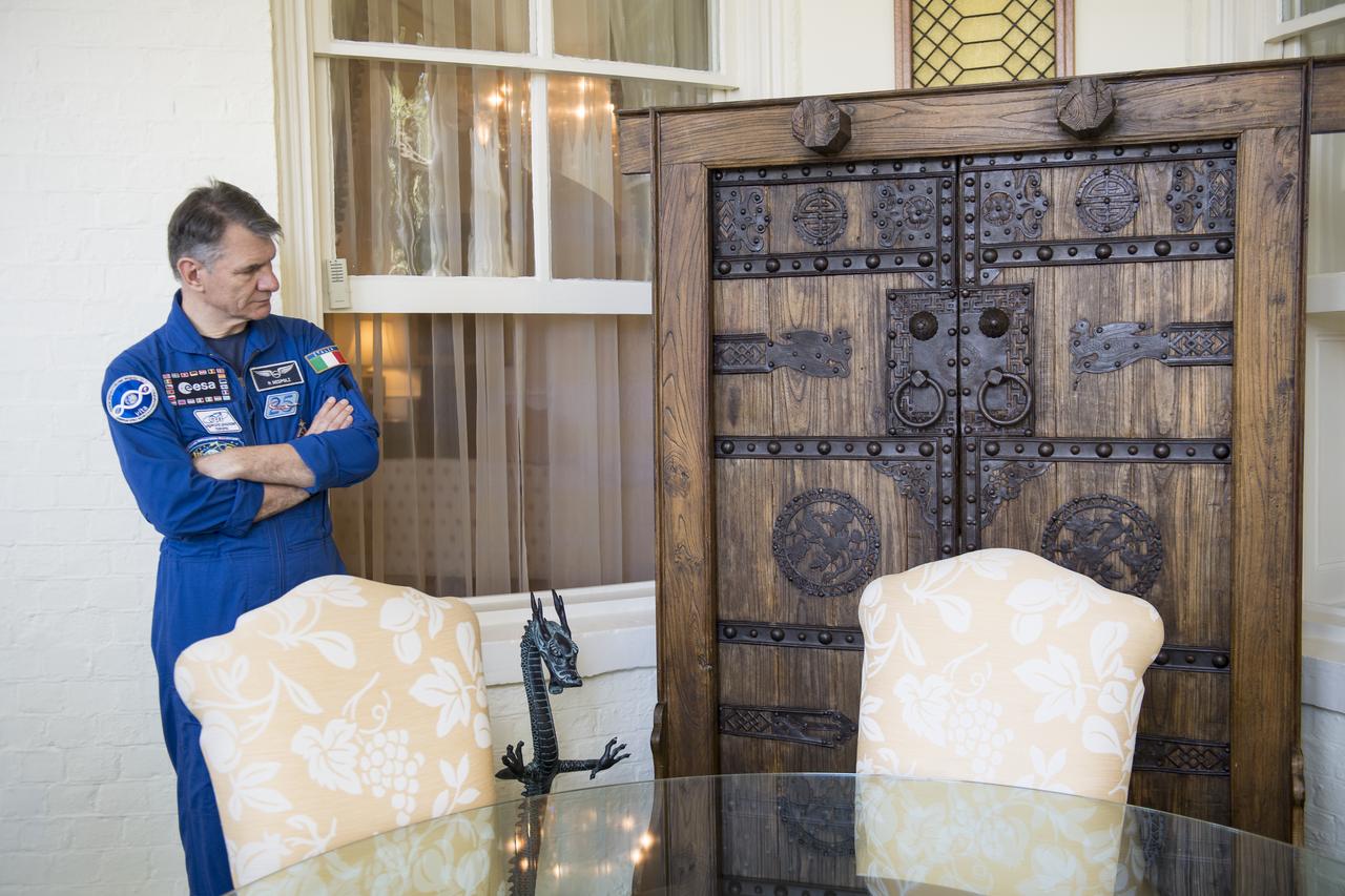 ESA astronaut Paolo Nespoli tours the Home of the Commandants of the Marine Corps, Monday, May 7, 2018 in Washington. Photo Credit: (NASA/Aubrey Gemignani)
