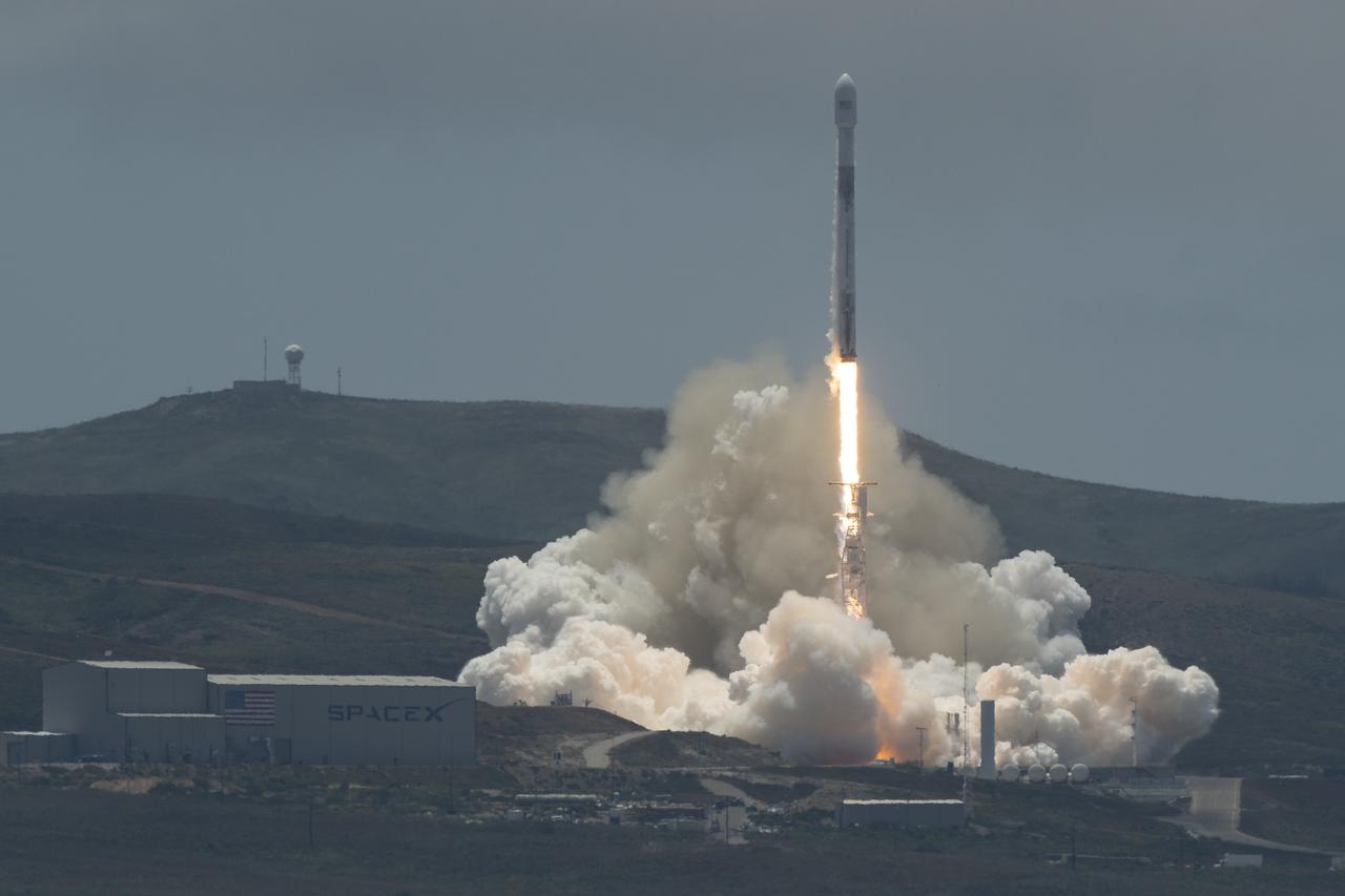 The NASA/German Research Centre for Geosciences GRACE Follow-On spacecraft launch onboard a SpaceX Falcon 9 rocket, Tuesday, May 22, 2018, from Space Launch Complex 4E at Vandenberg Air Force Base in California. The mission will measure changes in how mass is redistributed within and among Earth's atmosphere, oceans, land and ice sheets, as well as within Earth itself. GRACE-FO is sharing its ride to orbit with five Iridium NEXT communications satellites as part of a commercial rideshare agreement. Photo Credit: (NASA/Bill Ingalls)