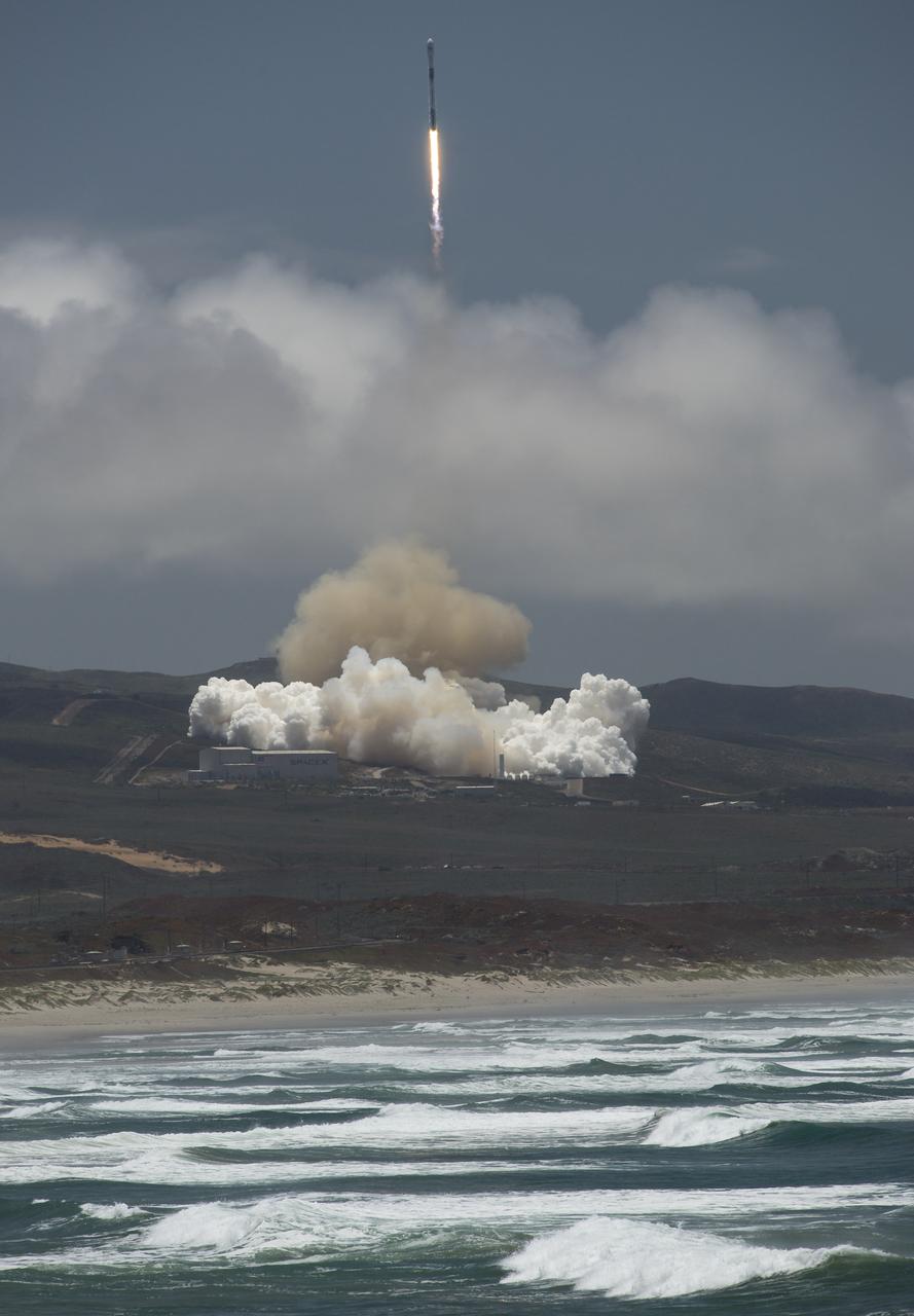 The NASA/German Research Centre for Geosciences GRACE Follow-On spacecraft launch onboard a SpaceX Falcon 9 rocket, Tuesday, May 22, 2018, from Space Launch Complex 4E at Vandenberg Air Force Base in California. The mission will measure changes in how mass is redistributed within and among Earth's atmosphere, oceans, land and ice sheets, as well as within Earth itself. GRACE-FO is sharing its ride to orbit with five Iridium NEXT communications satellites as part of a commercial rideshare agreement. Photo Credit: (NASA/Bill Ingalls)