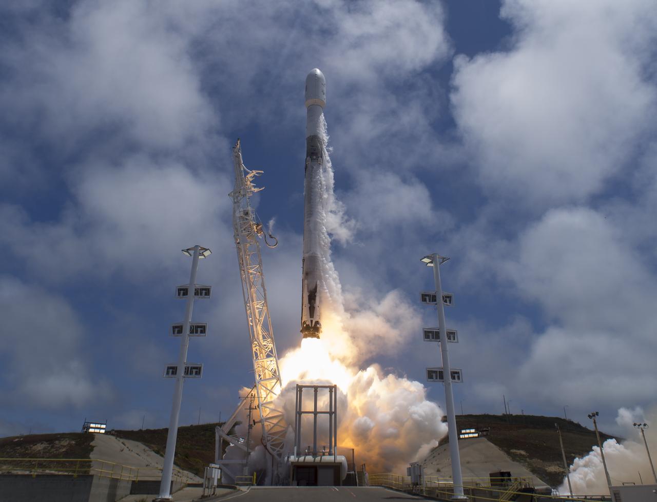 The NASA/German Research Centre for Geosciences GRACE Follow-On spacecraft launch onboard a SpaceX Falcon 9 rocket, Tuesday, May 22, 2018, from Space Launch Complex 4E at Vandenberg Air Force Base in California. The mission will measure changes in how mass is redistributed within and among Earth's atmosphere, oceans, land and ice sheets, as well as within Earth itself. GRACE-FO is sharing its ride to orbit with five Iridium NEXT communications satellites as part of a commercial rideshare agreement. Photo Credit: (NASA/Bill Ingalls)