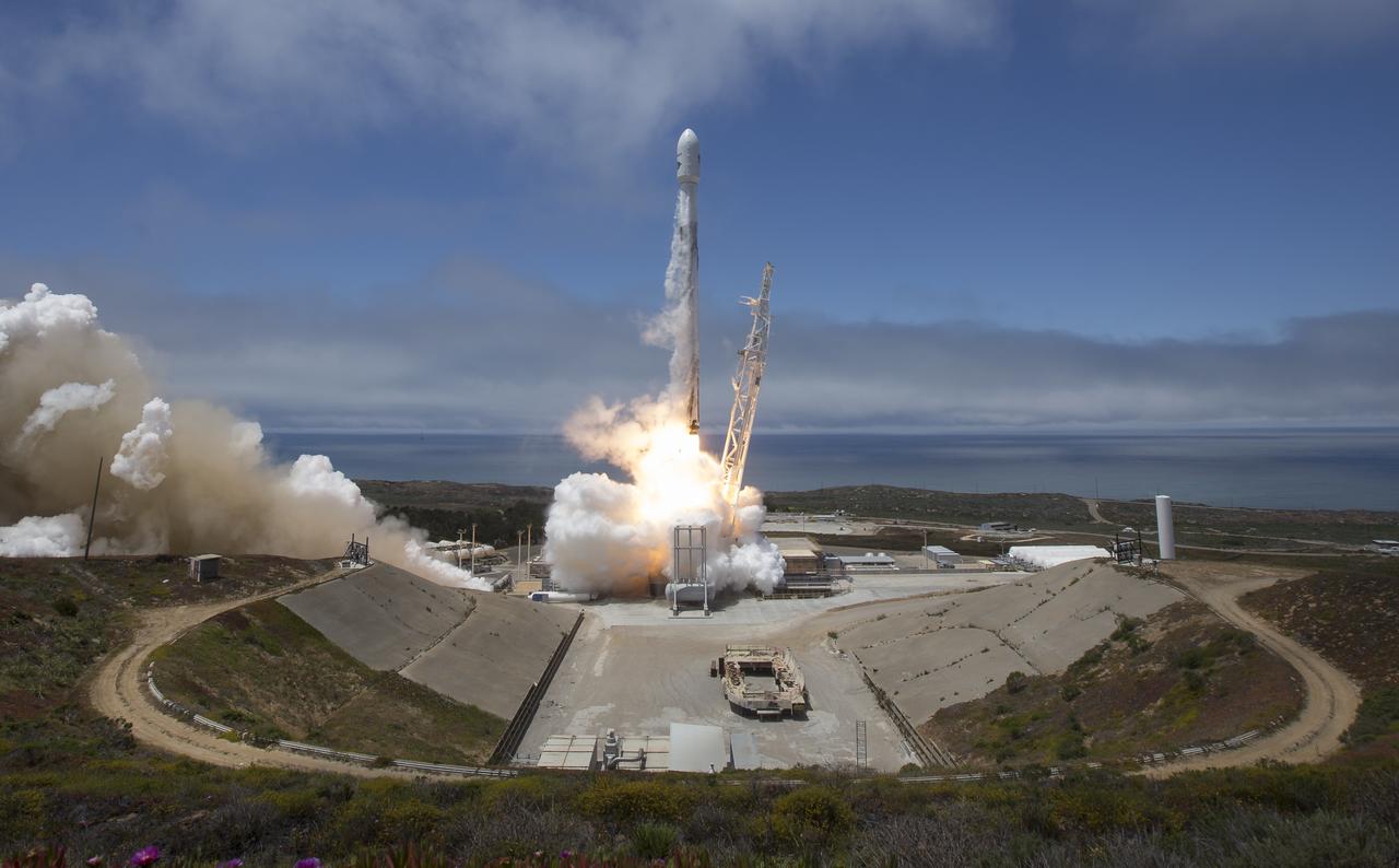 The NASA/German Research Centre for Geosciences GRACE Follow-On spacecraft launch onboard a SpaceX Falcon 9 rocket, Tuesday, May 22, 2018, from Space Launch Complex 4E at Vandenberg Air Force Base in California. The mission will measure changes in how mass is redistributed within and among Earth's atmosphere, oceans, land and ice sheets, as well as within Earth itself. GRACE-FO is sharing its ride to orbit with five Iridium NEXT communications satellites as part of a commercial rideshare agreement. Photo Credit: (NASA/Bill Ingalls)