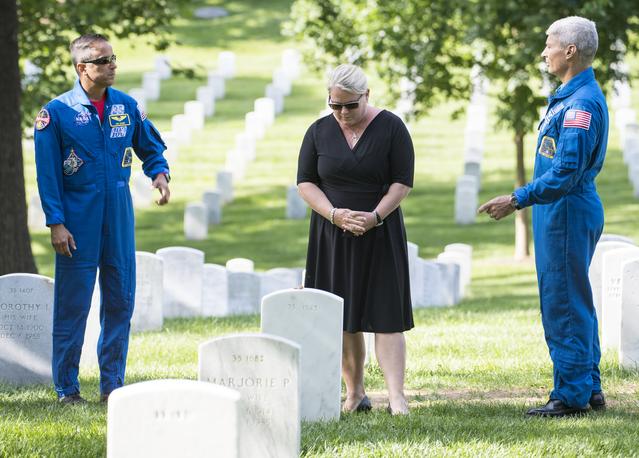 NASA image: Astronauts Vande Hei and Acaba at the Arlington National Cemeter