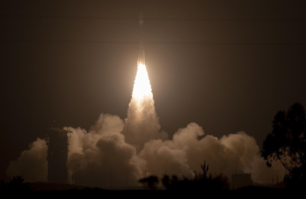 The United Launch Alliance (ULA) Delta II rocket launches with the NASA Ice, Cloud and land Elevation Satellite-2 (ICESat-2) onboard, Saturday, Sept. 15, 2018, from Vandenberg Air Force Base in California. The ICESat-2 mission will measure the changing height of Earth's ice. Photo Credit: (NASA/Bill Ingalls)