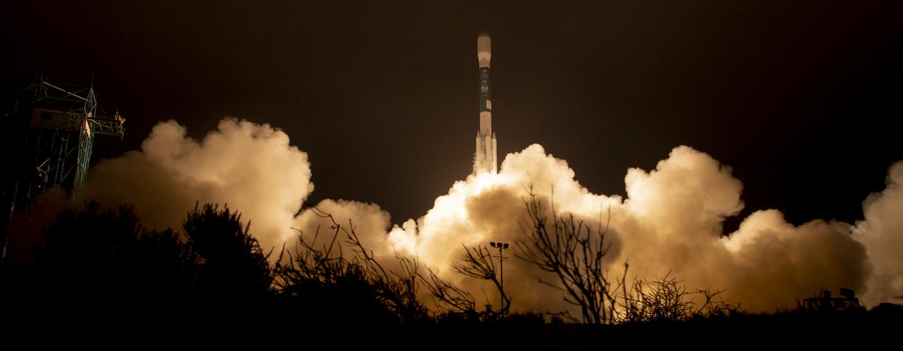 The United Launch Alliance (ULA) Delta II rocket launches with the NASA Ice, Cloud and land Elevation Satellite-2 (ICESat-2) onboard, Saturday, Sept. 15, 2018, from Vandenberg Air Force Base in California. The ICESat-2 mission will measure the changing height of Earth's ice. Photo Credit: (NASA/Bill Ingalls)