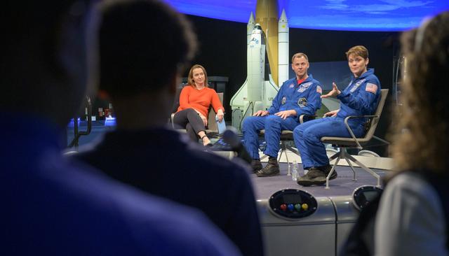 NASA image: Astronauts McClain and Hague at NASM